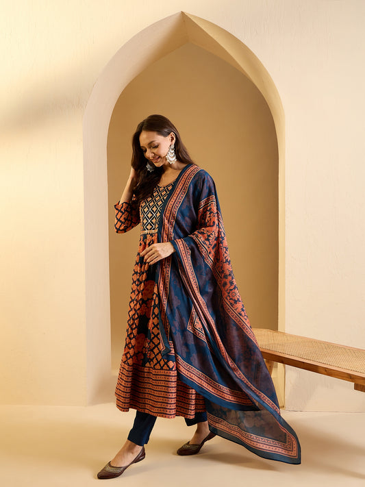 Women Floral Yoke Design Pleated Thread Work Kurta with Trousers & With Dupatta