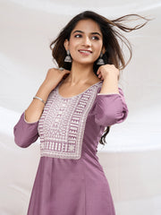 Geometric Embroidered Round Neck Three-Quarter Sleeves Kurta